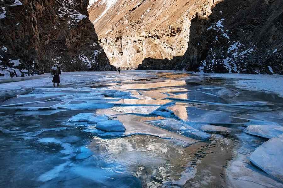 witness-a-whole-new-world-in-chadar-trek