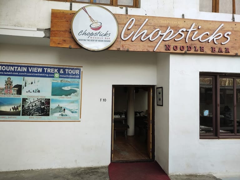chopsticks-noodle-bar-in-ladakh