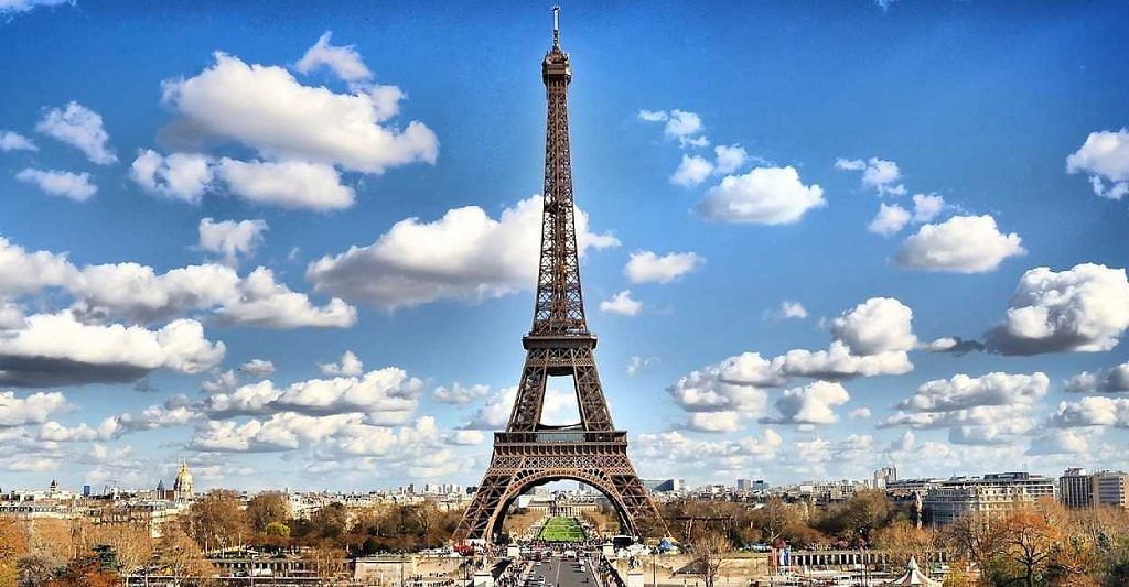 tourists-evacuated-by-firefighters