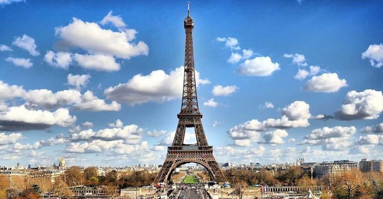 tourists-evacuated-by-firefighters