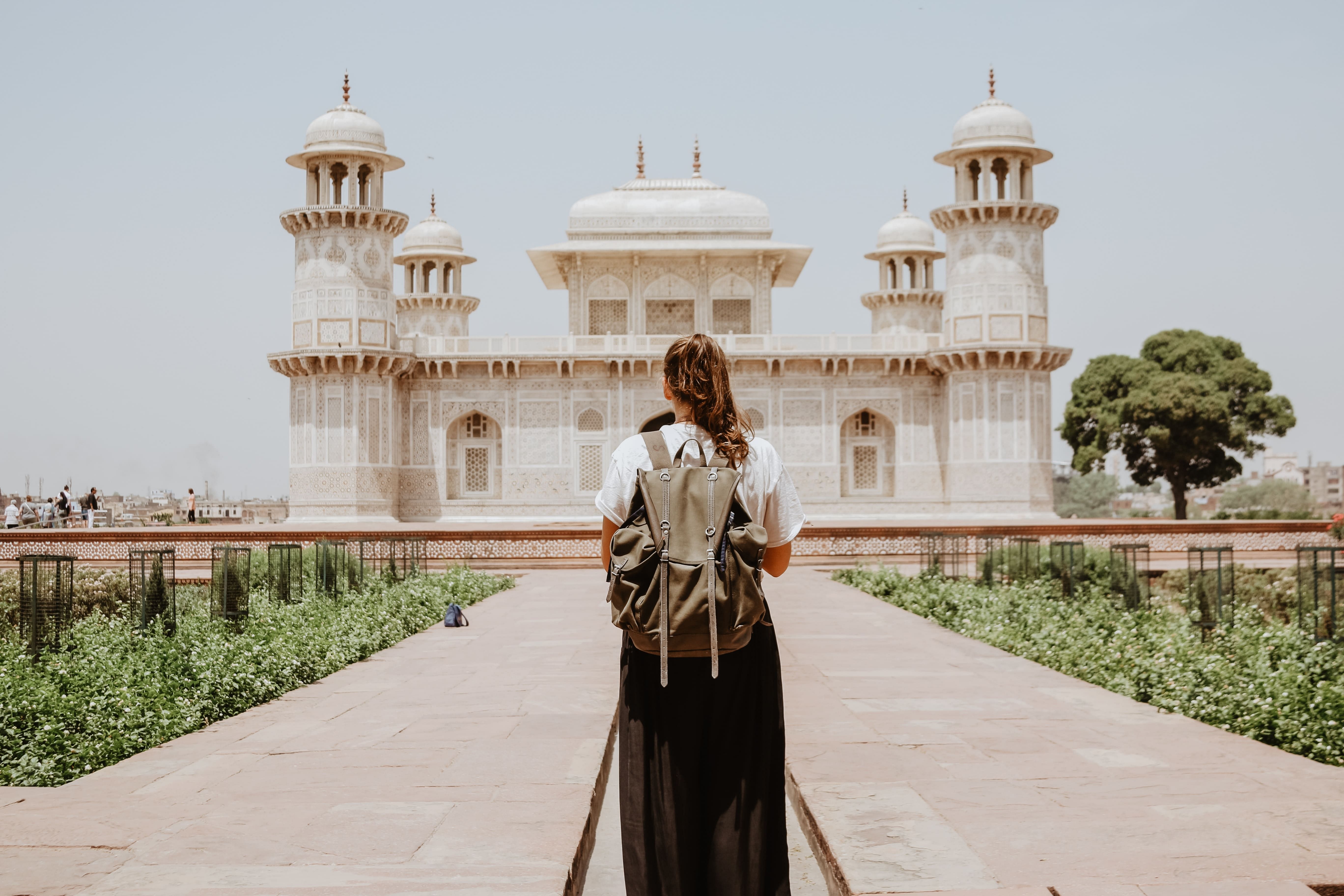 solo-travel-vs-group-travel