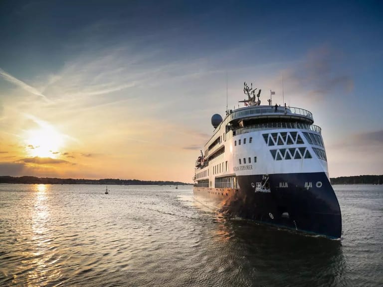 stranded-luxury-cruise