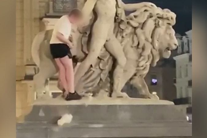 drunk-tourist-breaks-historic-statue