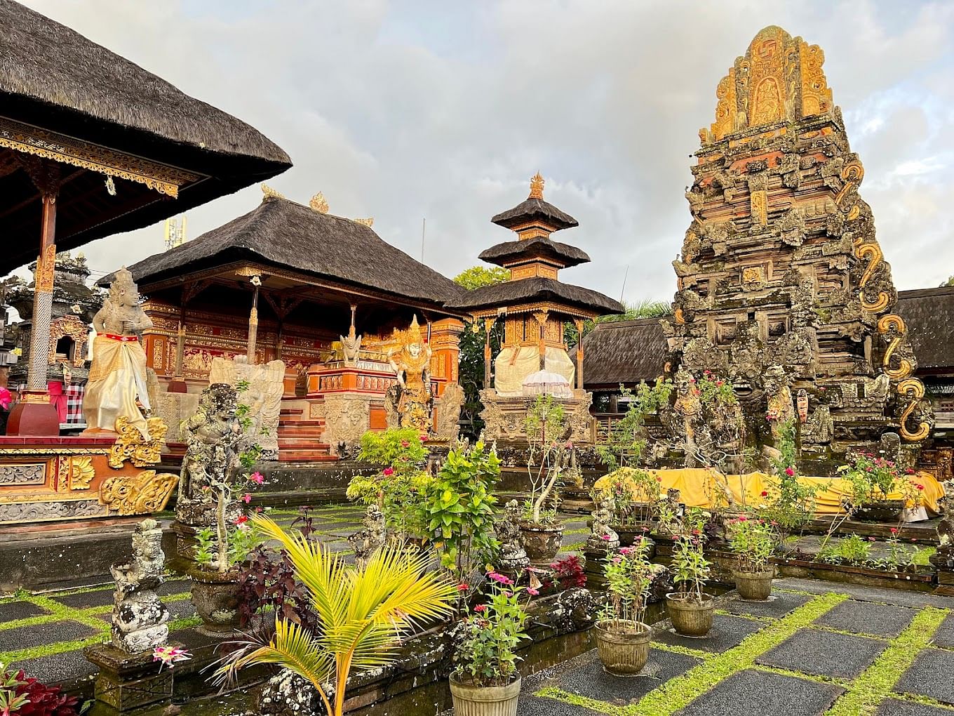 pura-taman-saraswati-temple-ubud