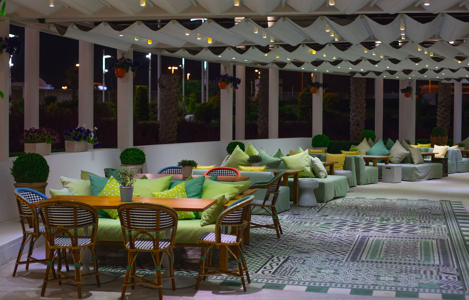 restaurant-hall-with-bright-color-sitting-furniturs-panoramic-windows