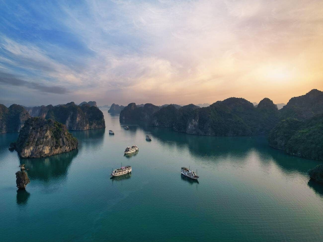 bai-tu-long-bay-in-vietnam