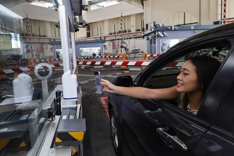 cross-singapore-borders-with-qr-codes-from-march