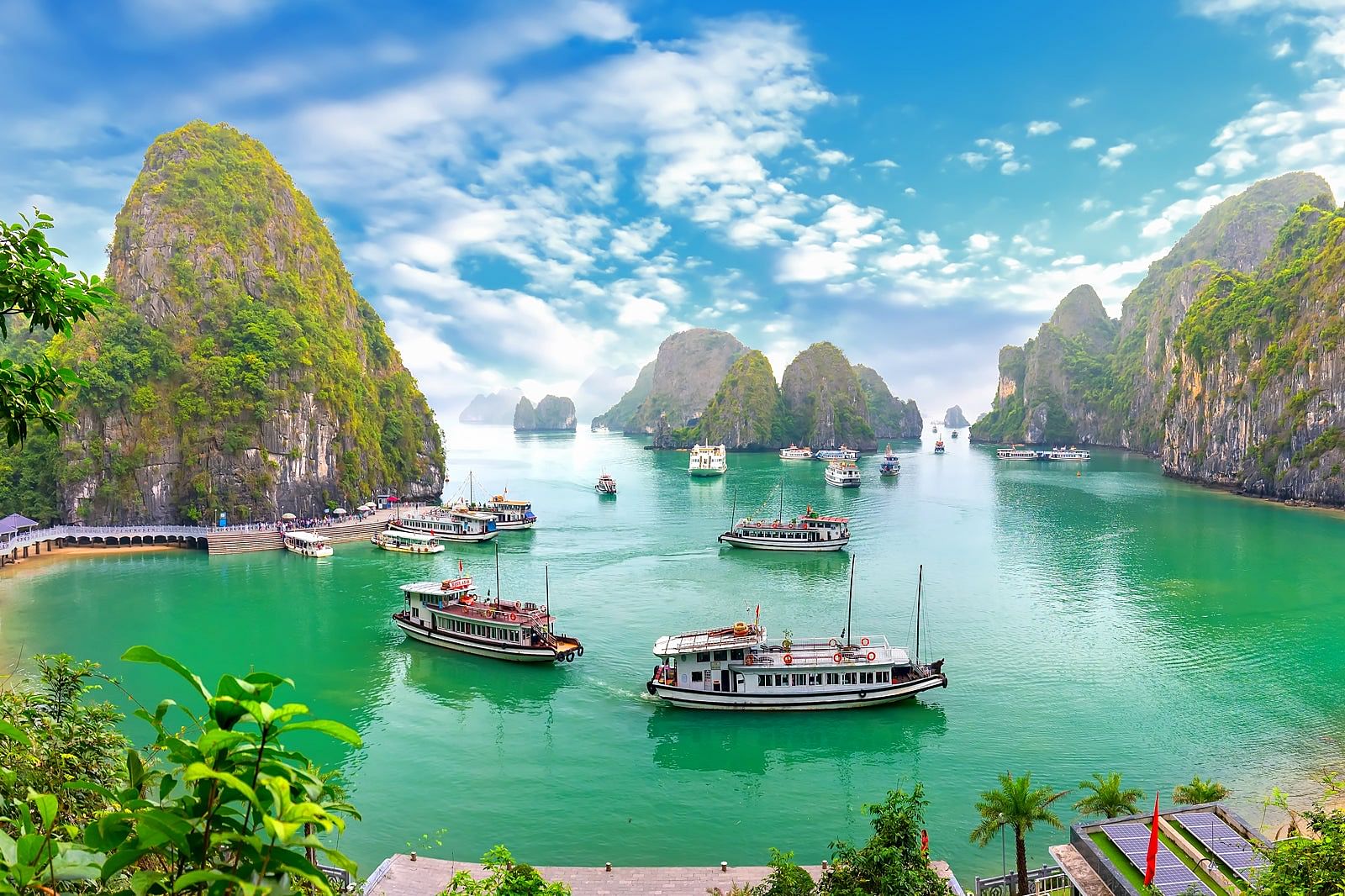 cruising-halong-bay