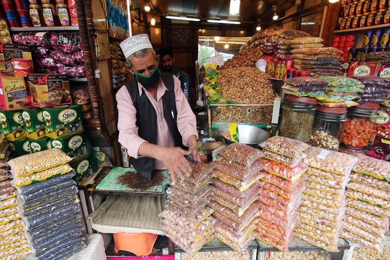 royal-kashmir-dryfruit-shop-in-srinagar