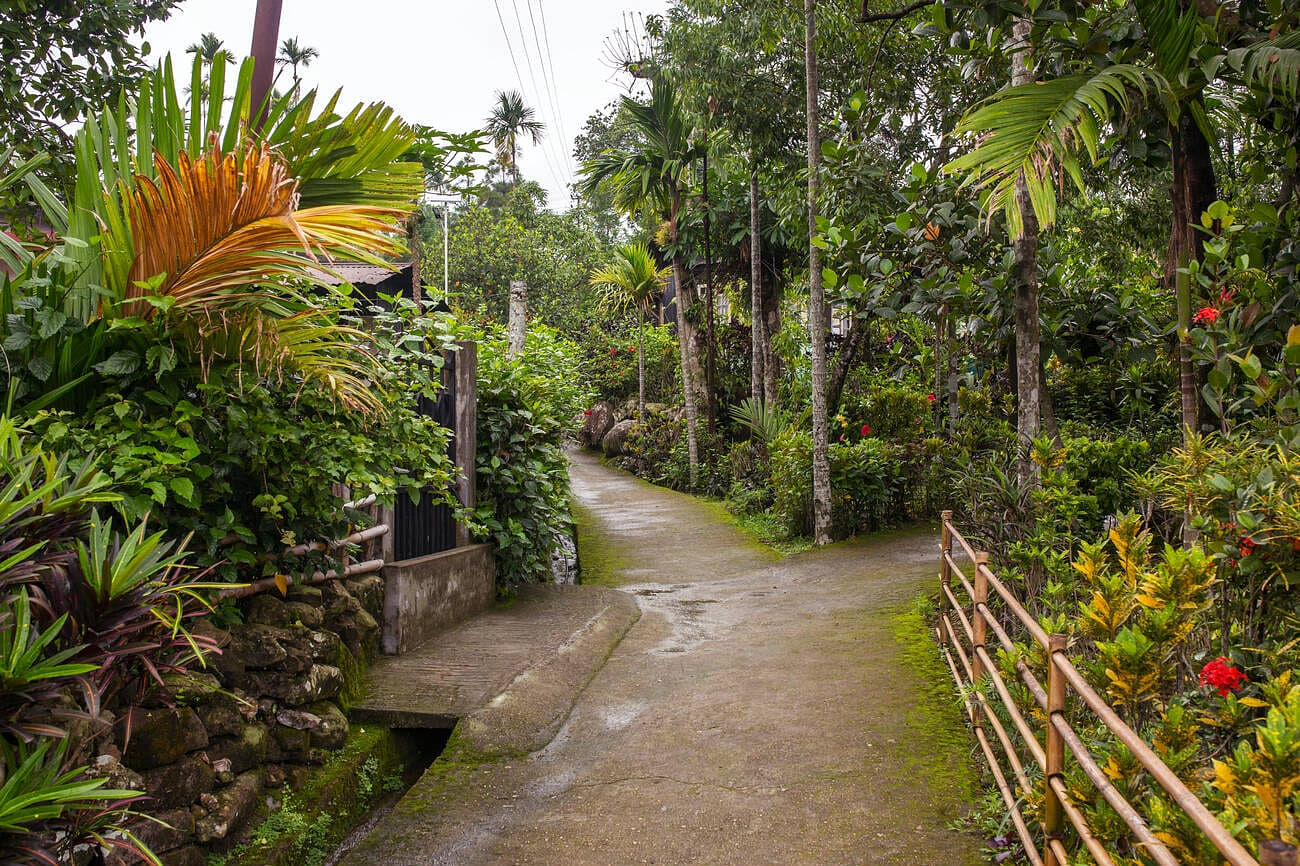 travel-to-mawlynnong-village
