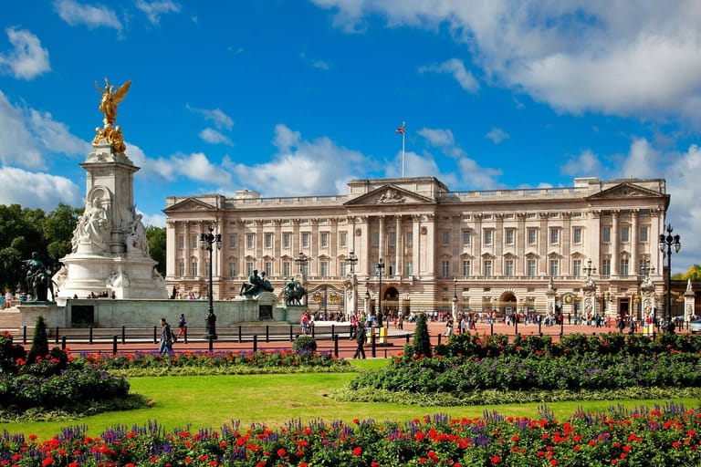 buckingham-palace-opens-for-tourists
