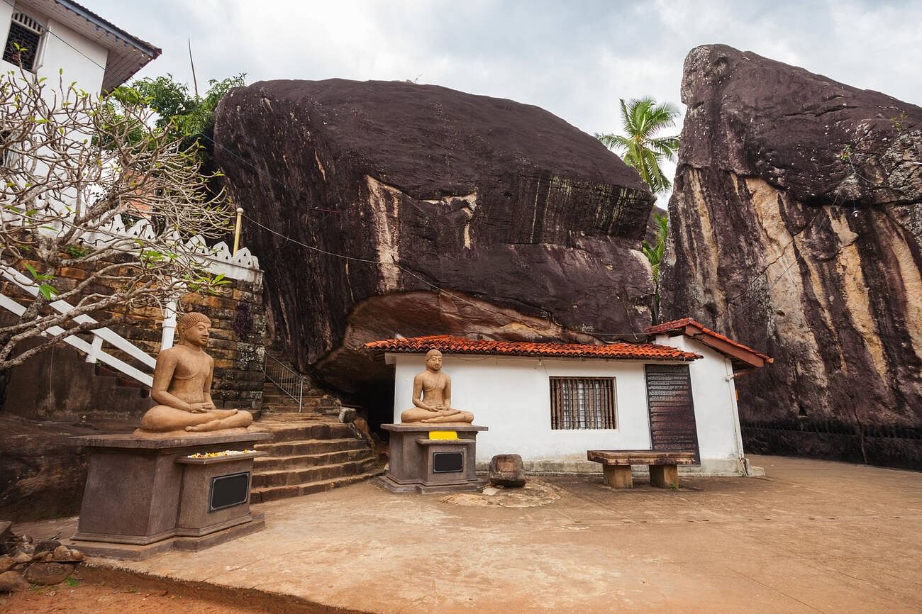 aluvihare-rock-cave-temple