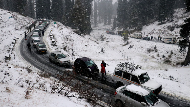 shutdown-of-roads-in-srinagar-due-to-snowfall