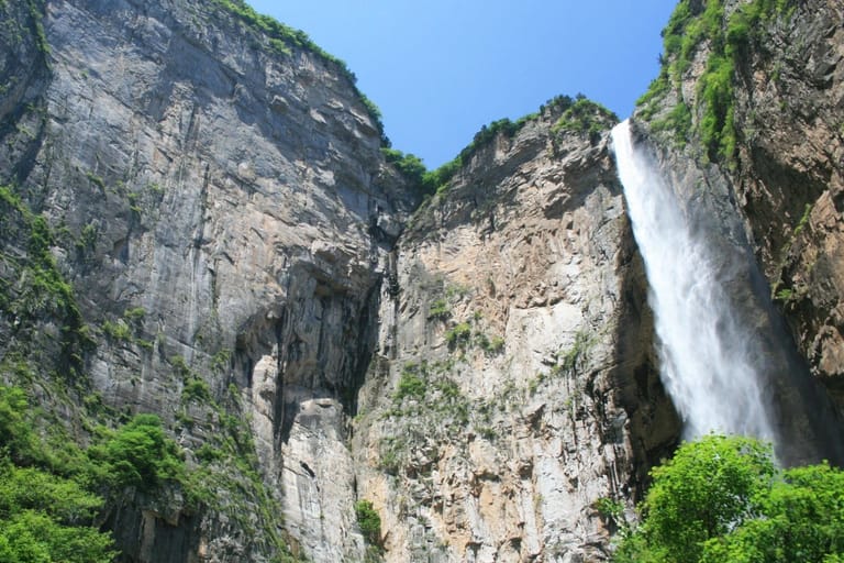 fake-waterfall-in-china