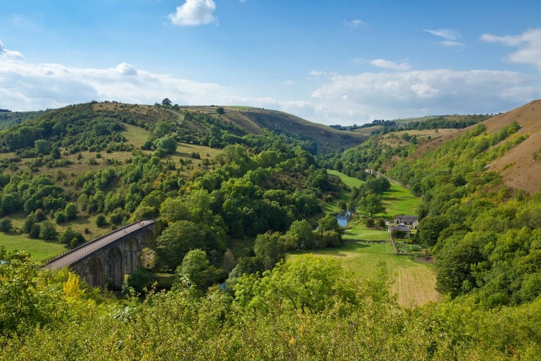 explore-the-wonders-of-peak-district-national-park-attractions-activities-and-scenic-trails