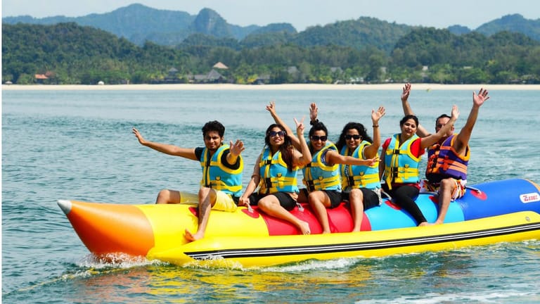 banana-boat-rides-at-cherai-beach