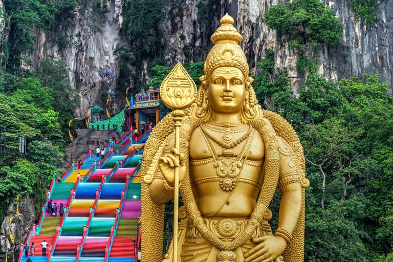 entrance-to-batu-caves-with-the-murugan-statue-selangor-kuala-lumpur-malaysia