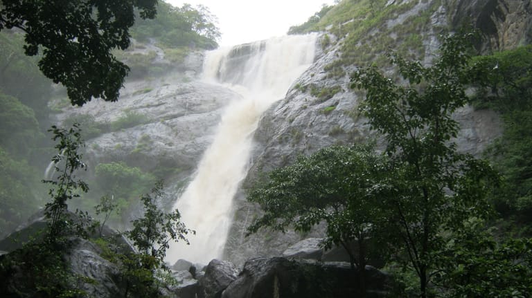palaruvi-waterfall