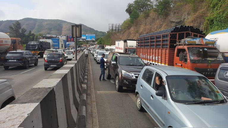 pune-mumbai-expressway-traffic-jam