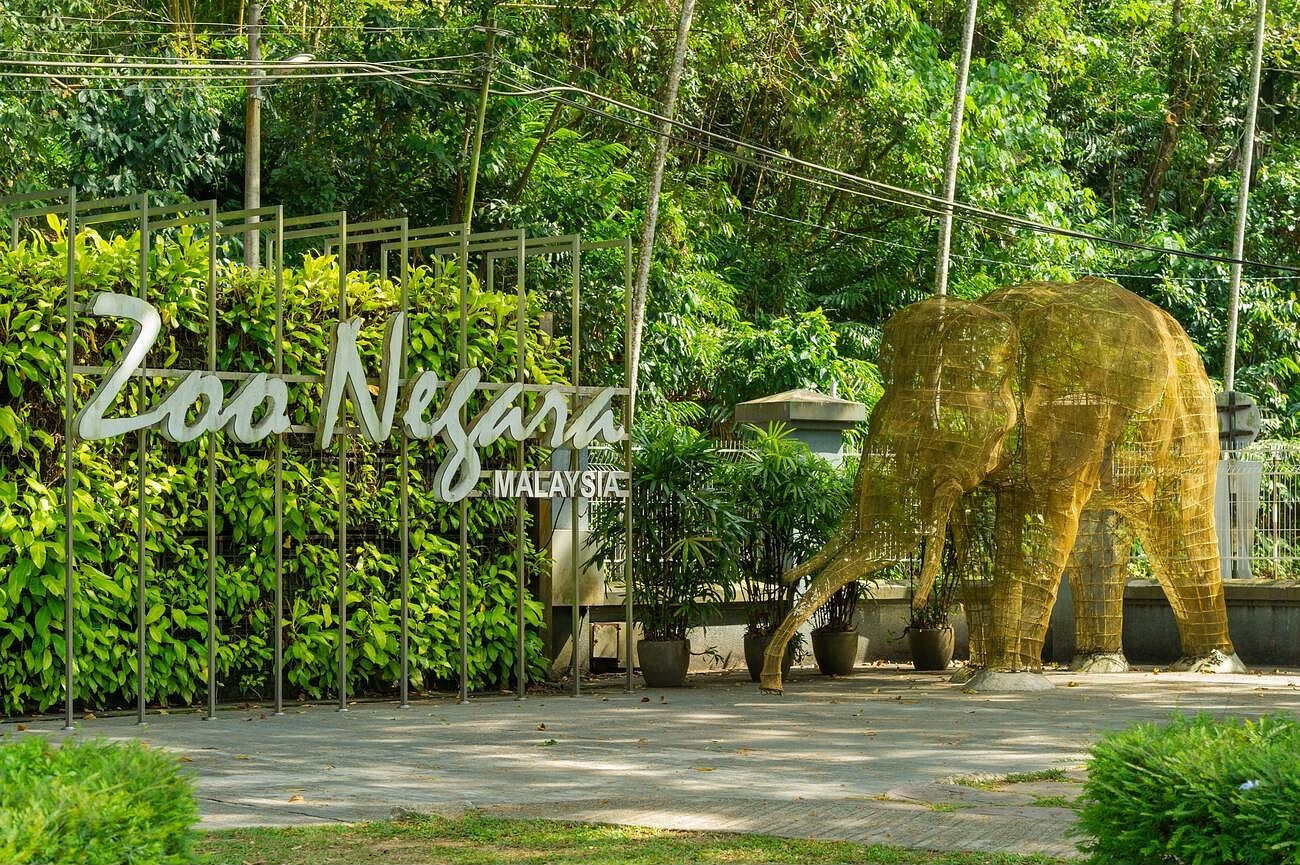 the-entrance-to-zoo-negara-kuala-lumpur-malaysia