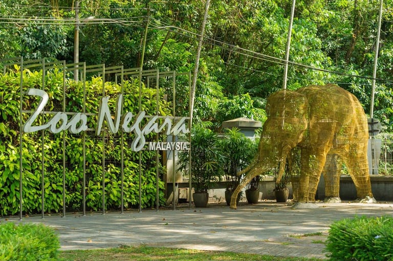the-entrance-to-zoo-negara-kuala-lumpur-malaysia
