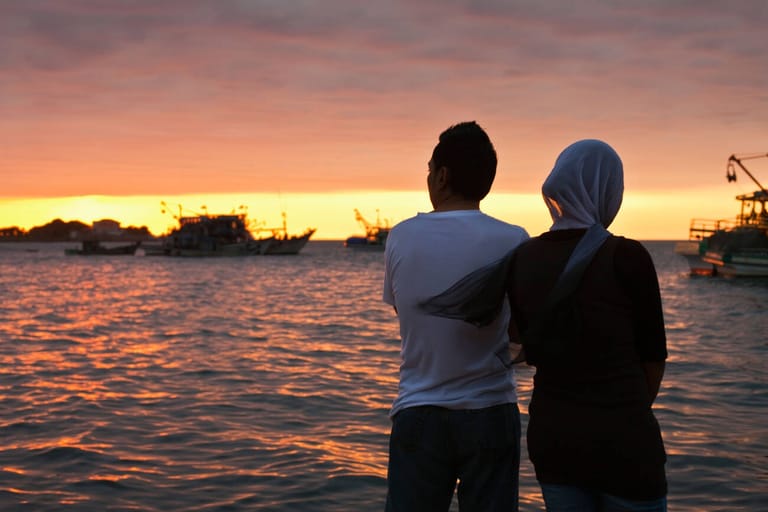 young-malay-couple-watch-the-sunset-on-the-waterfront-kota
