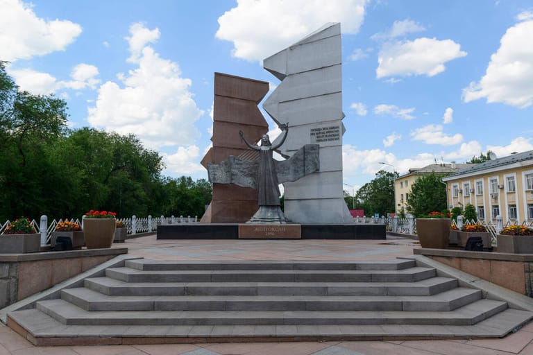 zheltoksan-monument-almaty