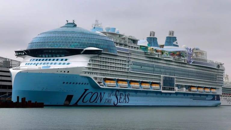 worlds-largest-cruise-catches-fire