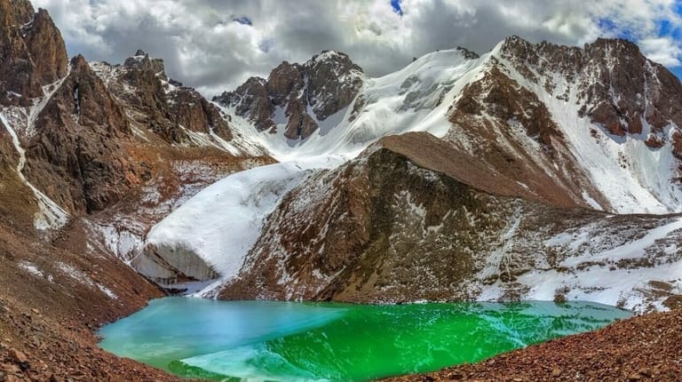 manshuk-mametova-lake-almaty