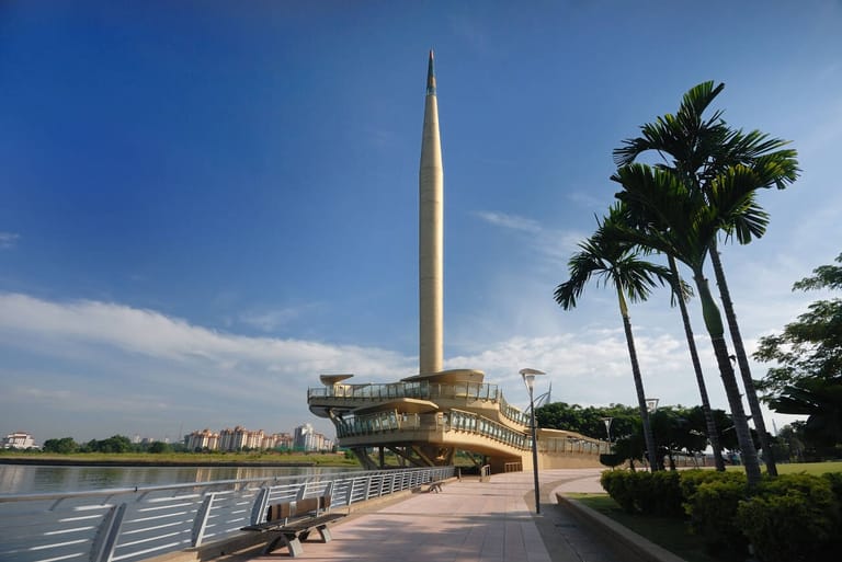 putrajaya-millennium-monument-malaysia