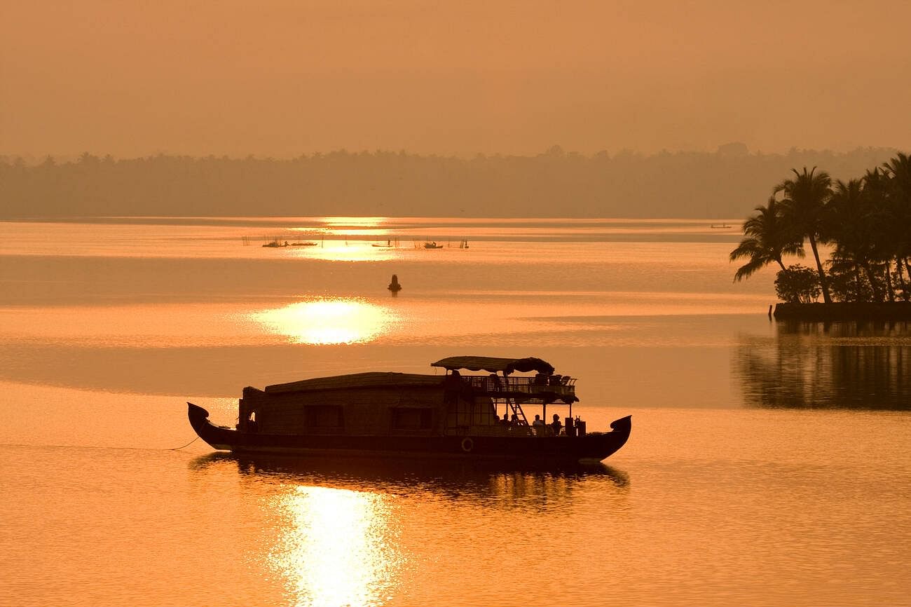 houseboat-at-dusk-in-ashtamudi-lake-kerala-india