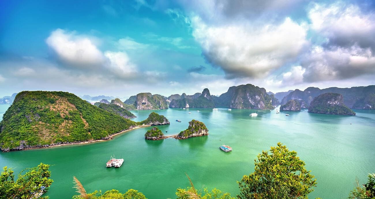 halong-bay-view-from-adove-the-ti-top-island-halong-bay