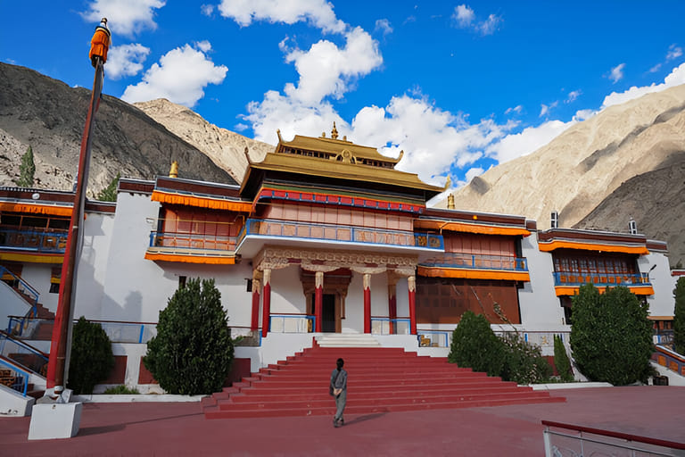 samstanling-monastery-gompa-among-mountain