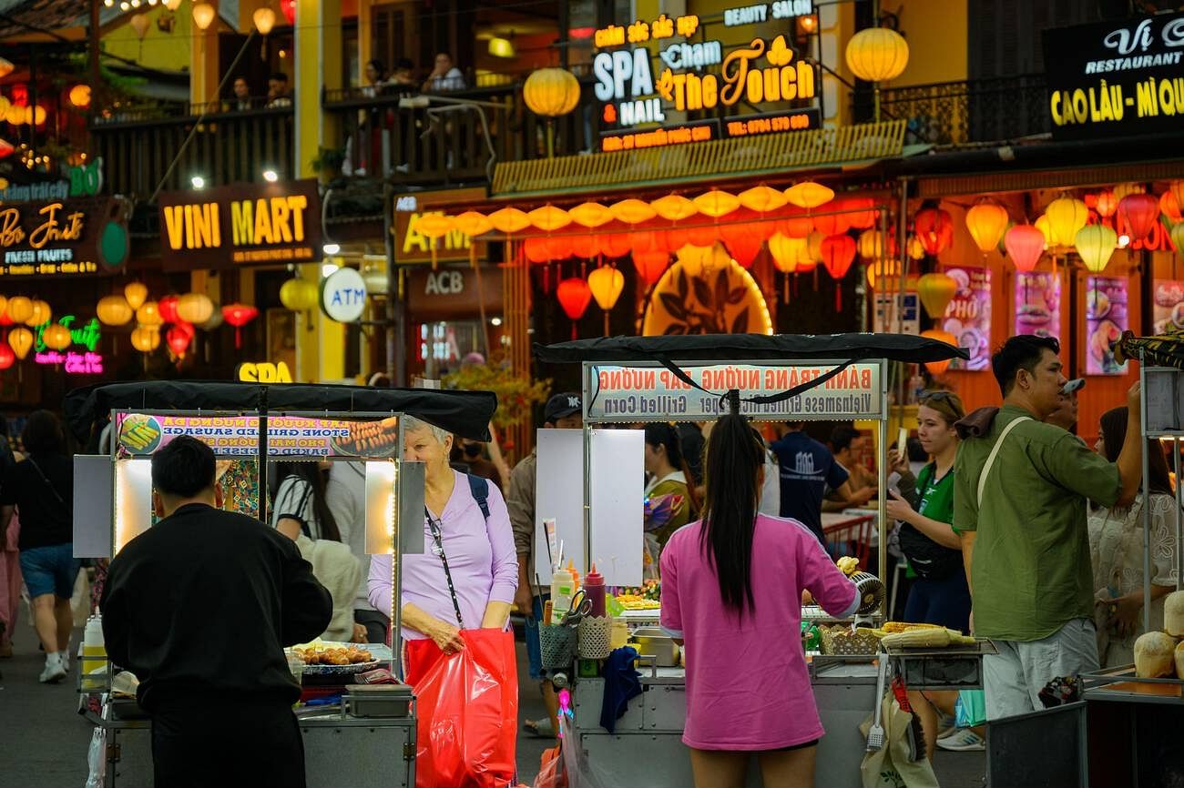 an-night-market-vietnam