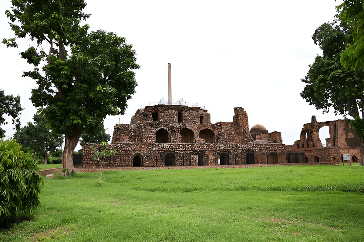 siri-fort-monument