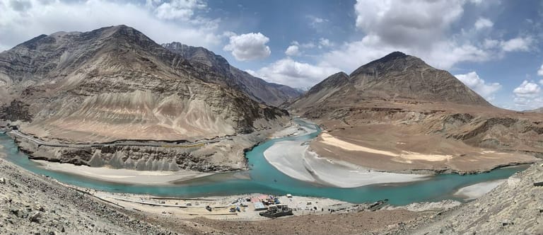 indus-and-zanskar-rivers-sangam-ladakh