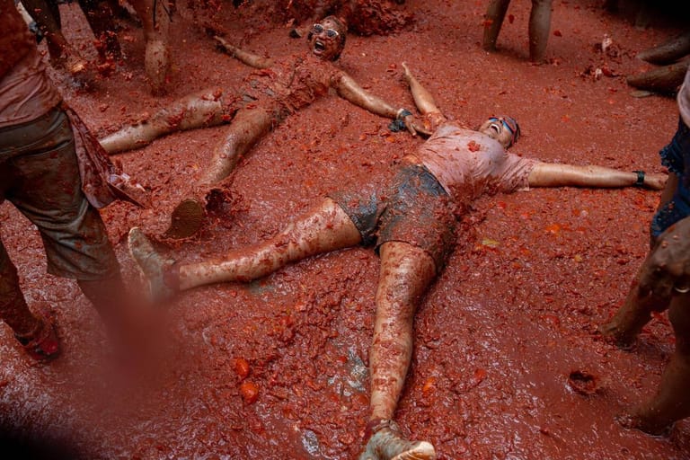 people enjoying la tomatina