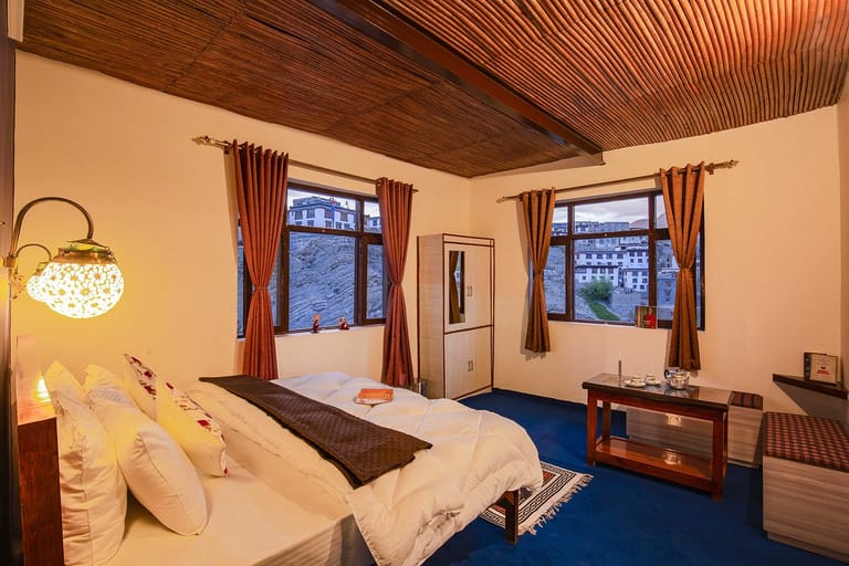 stays-near-chicham-bridge